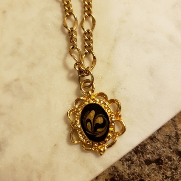 Vintage Vigaro Chain Filigree Gold Frame Black & Copper Cameo Center Necklace - Picture 11 of 14